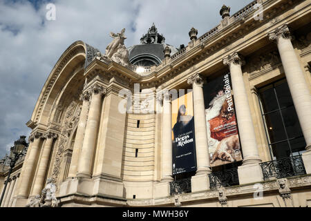 Vue extérieure de l'entrée du Petit Palais avec Degas à Redon affiche de l'exposition à l'extérieur sur la façade avant à Paris France KATHY DEWITT Banque D'Images