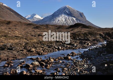 Marsco sur une journée ensoleillée avec ciel bleu clair et avec une fine couche de neige vu de Glen Sligachan avec brûler dans l'avant-plan Banque D'Images