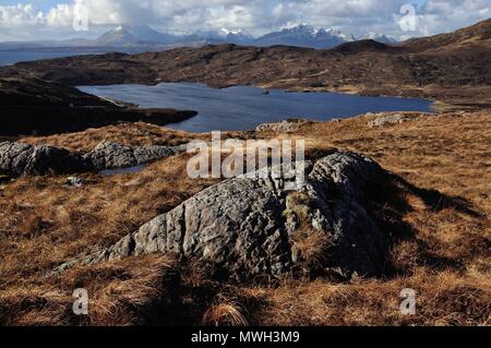 Dhughaill Loch sur la péninsule de Sleat avec le Black Cuillin en arrière-plan. Île de Skye, Écosse Banque D'Images