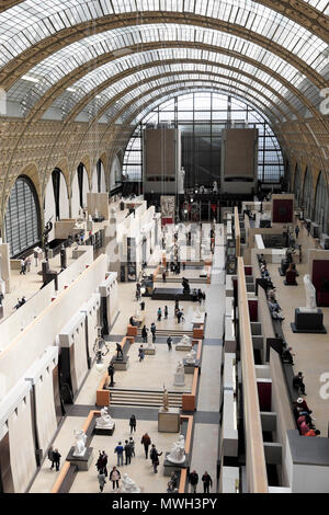 Les visiteurs se rendant sur les personnes Musée d'Orsay art gallery in Paris France KATHY DEWITT Banque D'Images