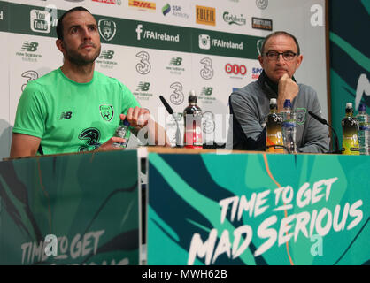 La République d'Irlande John O'Shea (à gauche) et manager Martin O'Neill au cours de la conférence de presse au Centre National de Formation de la FAI, Abbotstown, Irlande. Banque D'Images