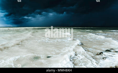 Ciel tempête sur la plage de Sanlúcar de Barrameda à marée haute Banque D'Images