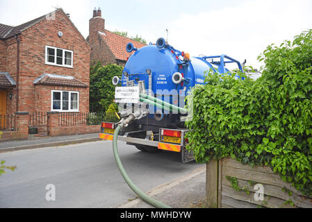 Vidange de fosses septiques domestiques camion york Royaume-Uni Banque D'Images