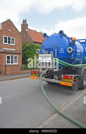 Vidange de fosses septiques domestiques camion york Royaume-Uni Banque D'Images