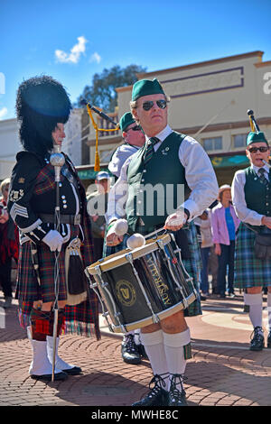 Le Celtic Festival 2017 à Glen Innes en Nouvelle Angleterre, dans le nord du New South Wales, NSW, Australie avec bandes de cornemuses et tambours et danseurs celtiques Banque D'Images