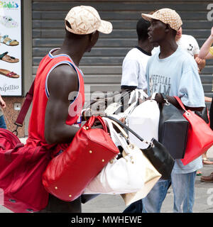 Lookie Lookie hommes vendre les marchandises de contrefaçon en espagne Banque D'Images