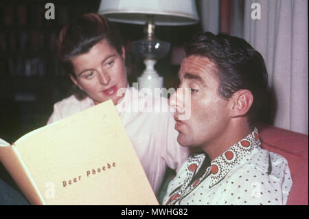 PETER LAWFORD (1923-1984) acteur de cinéma anglo-américain avec sa première femme Patricia en 1954. Il est en train de lire le script de son film chère Phoebe produites cette année. Banque D'Images