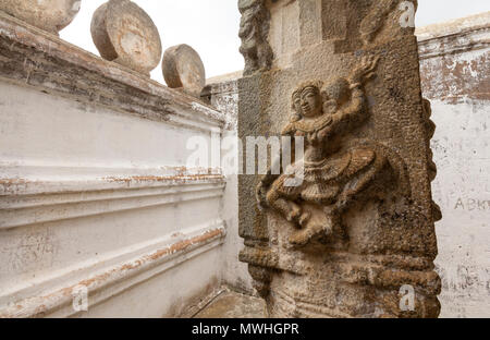 Détails architecturaux de Bahubali gomateshwara Temple. Sculptures de divinités hindoues - jain vu sur les murs. Banque D'Images