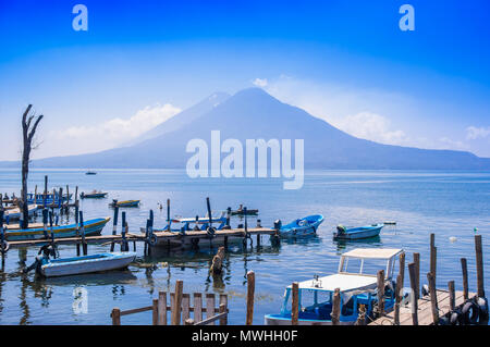 Panajachel, Guatemala - Avril, 25, 2018 : les quais à Panajachel avec volcan San Pedro dans l'arrière-plan. Quelques petits bateaux sont en attente pour les touristes le matin pour le lac Atitlan tour Banque D'Images