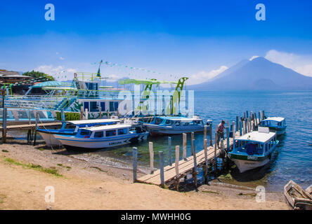 Panajachel, Guatemala - Avril, 25, 2018 : les quais à Panajachel avec volcan San Pedro dans l'arrière-plan. Quelques petits bateaux sont en attente pour les touristes le matin pour le lac Atitlan tour Banque D'Images