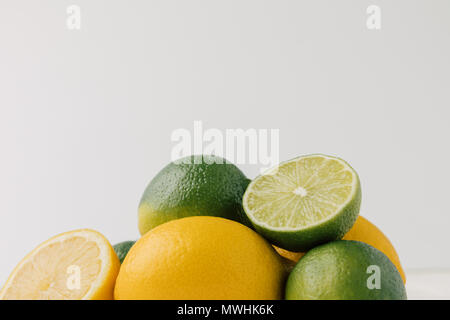 Clé verte et limes isolé sur fond blanc Banque D'Images