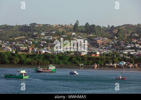 L'île de Quinchao, Chiloé, Chili : à travers le canal à Dalcahue. Banque D'Images