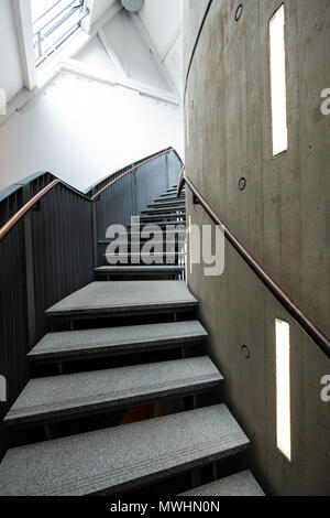 Escalier intérieur de la McManus art gallery and museum à Dundee, Écosse, Royaume-Uni, Tayside Banque D'Images