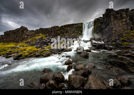 Le premier d'innombrables chutes d'eau que nous avons rencontrés en Islande Banque D'Images