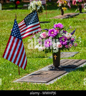 HAUGHTON, LA.), États-Unis - 28 MAI 2018 : Drapeaux et arrangements de fleurs ornent les tombes des anciens combattants militaires. Banque D'Images