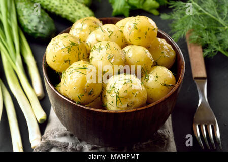 Aliments biologiques naturelles. Des pommes de terre bouillies avec de l'aneth dans un bol Banque D'Images