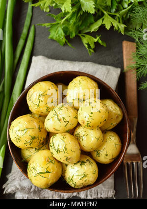 Des plats végétariens ou végétaliens natural organic food concept. Nouveaux savoureux des pommes avec de l'aneth dans un bol. Vue d'en haut Banque D'Images