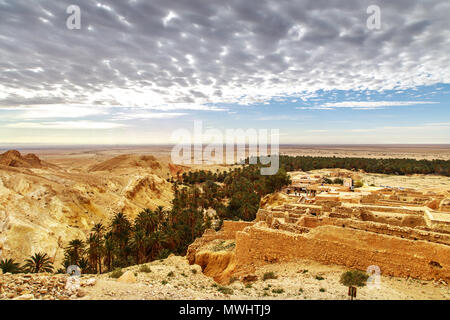Vue panoramique de l'oasis de montagne Chebika. Désert du Sahara, la Tunisie, l'Afrique. Banque D'Images
