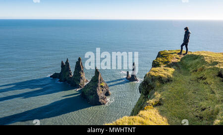 Côte près de Vik i Myrdal Reynisdrangar avec Banque D'Images