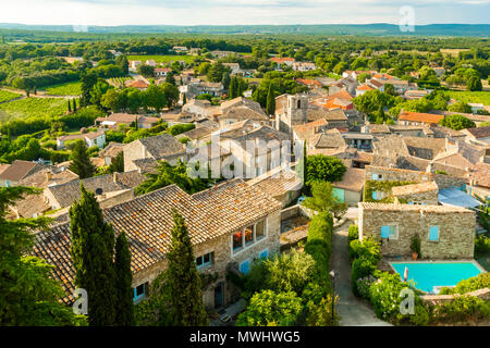 Vue sur un petit village typique de Provence en France Banque D'Images