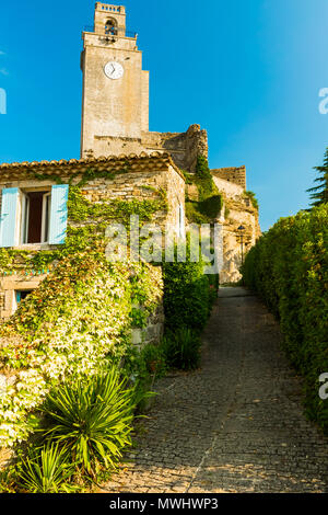 Vieille maison envahie au petit village typique de Provence en France Banque D'Images