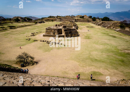 Monte Alban, un site archéologique précolombien, vue de la Plaza principale à partir de la plate-forme du Sud, avec le bâtiment J au premier plan., Oaxaca, Mexique Banque D'Images