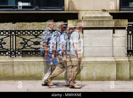 Une exposition multiple image de deux hommes devant un bâtiment en grès. Banque D'Images