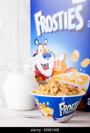 Londres, Royaume-Uni - 01 juin 2018 : Fort de Kellogg's Frosties céréales petit déjeuner avec du lait et la plaque sur fond de bois blanc. Banque D'Images