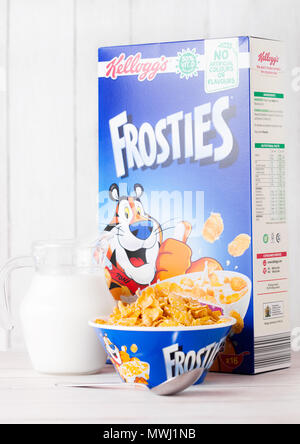 Londres, Royaume-Uni - 01 juin 2018 : Fort de Kellogg's Frosties céréales petit déjeuner avec du lait et la plaque sur fond de bois blanc. Banque D'Images