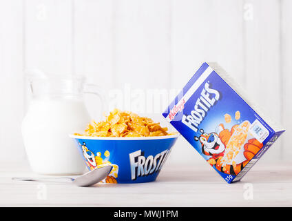 Londres, Royaume-Uni - 01 juin 2018 : Fort de Kellogg's Frosties céréales petit déjeuner avec du lait et la plaque sur fond de bois blanc. Banque D'Images