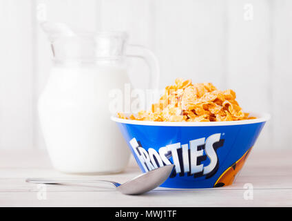 Londres, Royaume-Uni - 01 juin 2018 : plaque d'origine de Kellogg's Frosties céréales petit déjeuner avec du lait on white background. Banque D'Images