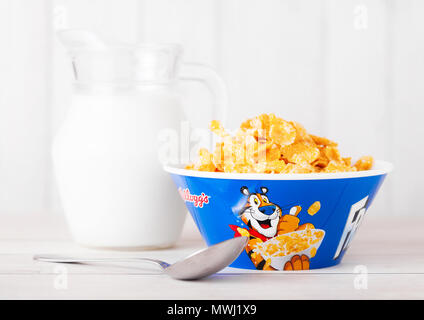 Londres, Royaume-Uni - 01 juin 2018 : plaque d'origine de Kellogg's Frosties céréales petit déjeuner avec du lait on white background. Banque D'Images