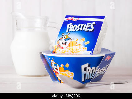 Londres, Royaume-Uni - 01 juin 2018 : Fort de Kellogg's Frosties céréales petit déjeuner avec du lait et la plaque sur fond de bois blanc. Banque D'Images