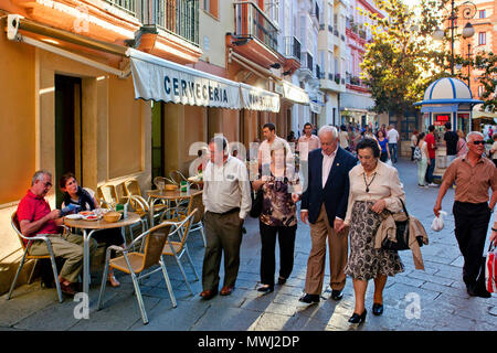 La fin de promenade en soirée, la place Plaza de las Flores, Cádiz, Andalousie, Espagne Banque D'Images
