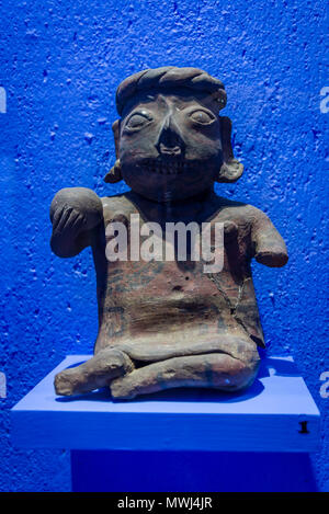 Musée d'art préhispanique Rufino Tamayo, assis à la figure féminine, la sculpture en céramique de preclassical période de Nayarit 1250 BC - AD 200, Oaxaca, Mexique Banque D'Images