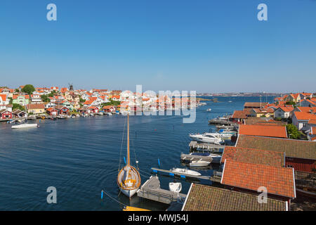 Vue sur Fiskebackskil un vieux village balnéaire sur la côte occidentale de la Suède, avec en arrière-plan la ville de Lysekil Banque D'Images