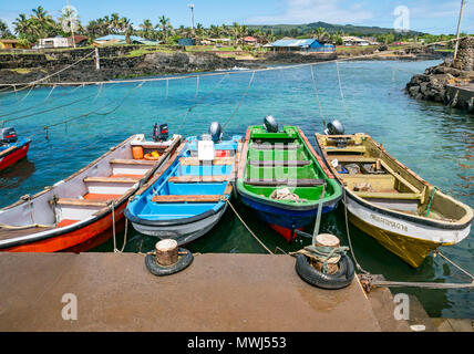 Les petits bateaux en bois colorés ouvert lié au port, Hanga Roa, l'île de Pâques, Rapa Nui, Chili Banque D'Images