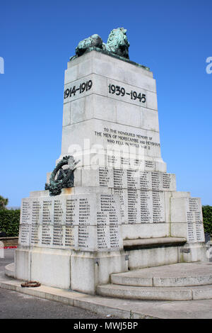 Morecambe et Heysham War Memorial sur la promenade, Morecambe, Lancashire, Angleterre conçu par Thomas Hayton Mawson est en granit avec un lion de bronze. Banque D'Images