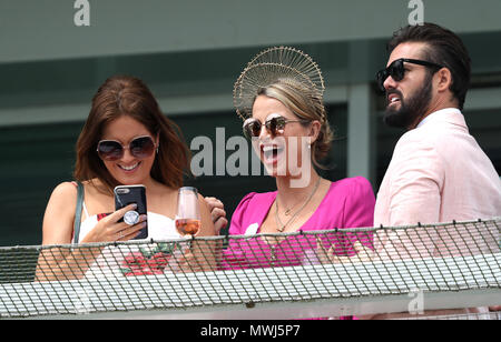 Binky Felstead (à gauche), Vogue Williams et Spencer Matthews regardez l'action au cours de la journée chers 2018 Investec Derby Festival at Epsom Downs Racecourse, Epsom. Banque D'Images