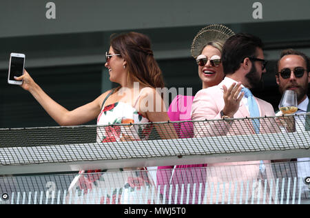 Binky Felstead (à gauche), Vogue Williams et Spencer Matthews regardez l'action au cours de la journée chers 2018 Investec Derby Festival at Epsom Downs Racecourse, Epsom. Banque D'Images