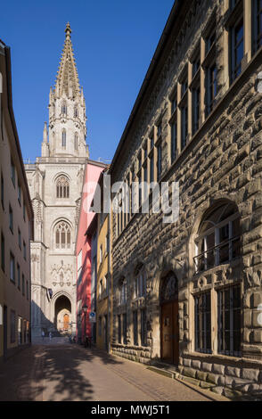 Konstanz, Münster, Blick aus der Katzgasse Westfassade auf und Turm. 156 'Haus zur Katz', 'Haus der ehemaliges Nordischer Hof zur Katz', 1424 erbaut, Frühes Banque D'Images