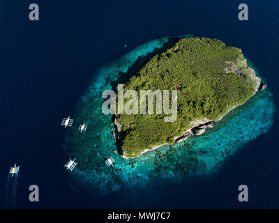 Dans l'île de Pescador mornign lumière près de Moalboal, Cebu island, Philippines et c'est beau récif de corail idéal pour la plongée de drone. Banque D'Images
