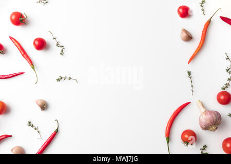 Vue de dessus de légumes dispersés isolated on white Banque D'Images