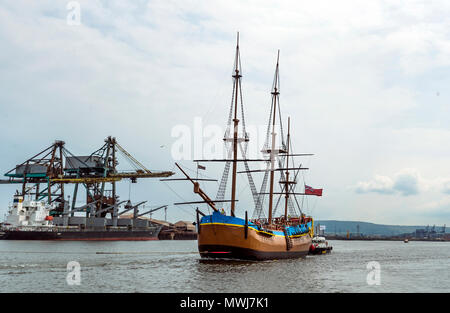 HM Bark Endeavour, une réplique grandeur nature du navire du capitaine Cook, est tiré par un remorqueur de Middlesbrough à son domicile permanent à Whitby. Banque D'Images