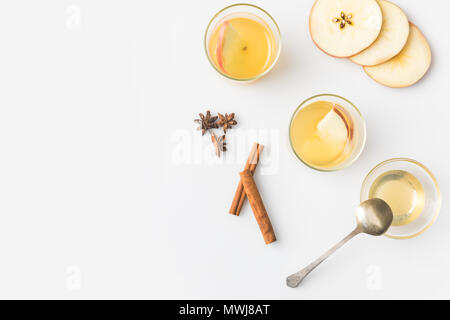 Vue de dessus de verres de cidre de pomme aux épices isolated on white Banque D'Images