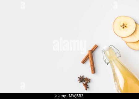 Vue de dessus de la composition avec cidre de pomme cannelle isolated on white Banque D'Images