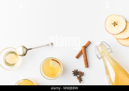 Vue de dessus de cidre de la composition avec des bâtons de cannelle et verres isolated on white Banque D'Images