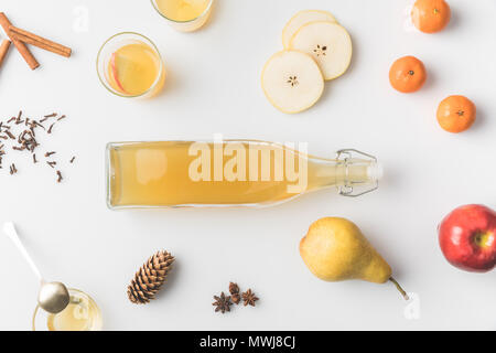 Vue de dessus de bouteille de cidre avec des ingrédients autour de table blanc sur Banque D'Images