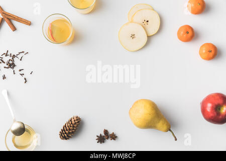 Vue de dessus le cidre et les composants composition sur table blanc Banque D'Images