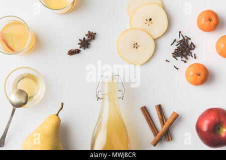 Vue de dessus du cidre délicieux sur la composition de table blanc Banque D'Images